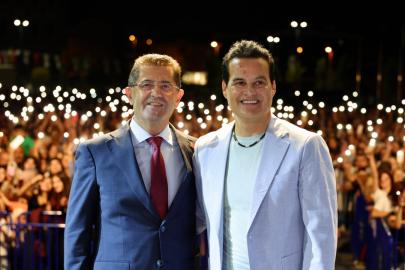 ÇEKMEKÖY'DE ZAFER KUTLAMALARI HAKAN PEKER KONSERİYLE SON BULDU