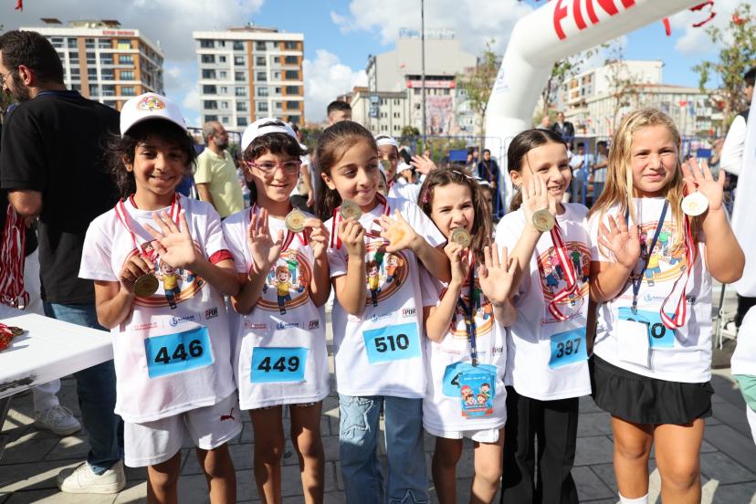 BAĞCILAR, ÇOCUK ŞÖLENİ VE MARATONU’NA EV SAHİPLİĞİ YAPTI