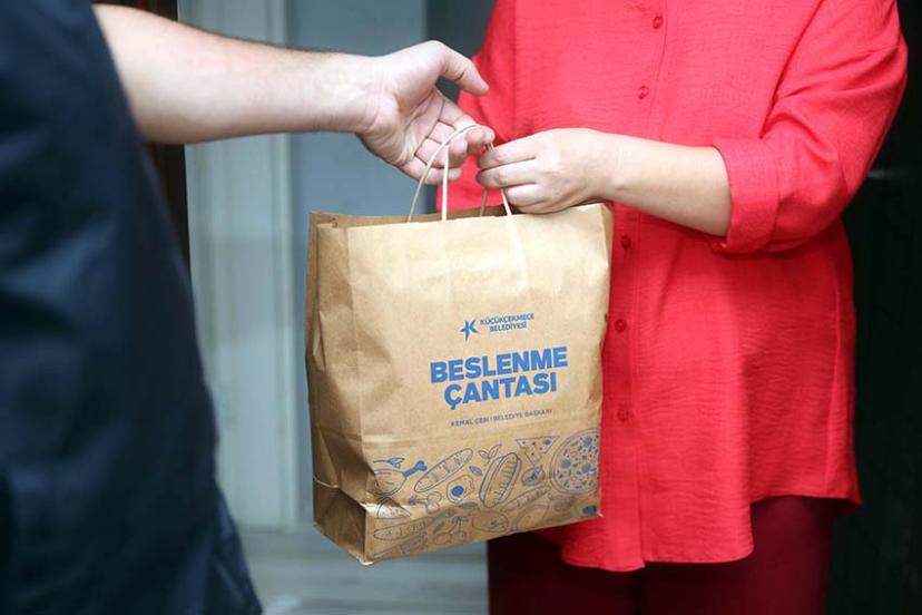 KÜÇÜKÇEKMECE BELEDİYESİ’NDEN BESLENME ÇANTASI DESTEĞİ