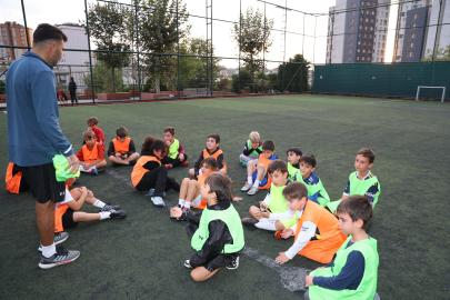 ATAŞEHİR’DE ÜCRETSİZ FUTBOL OKULU EĞİTİMLERİ BAŞLADI