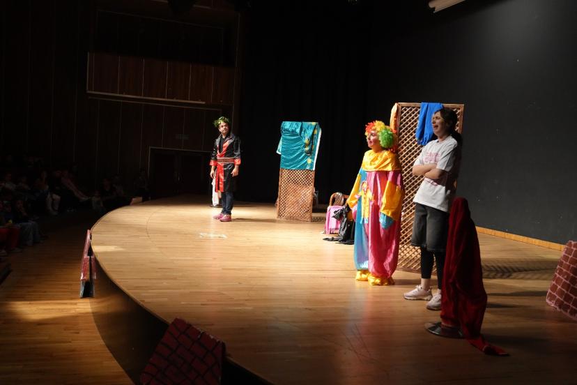 MİNİKLERE RENKLİ TİYATRO ŞÖLENİ