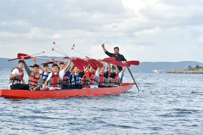 PENDİKLİ LİSELİLER CUMHURİYET KUPASI İÇİN KÜREK ÇEKİYOR