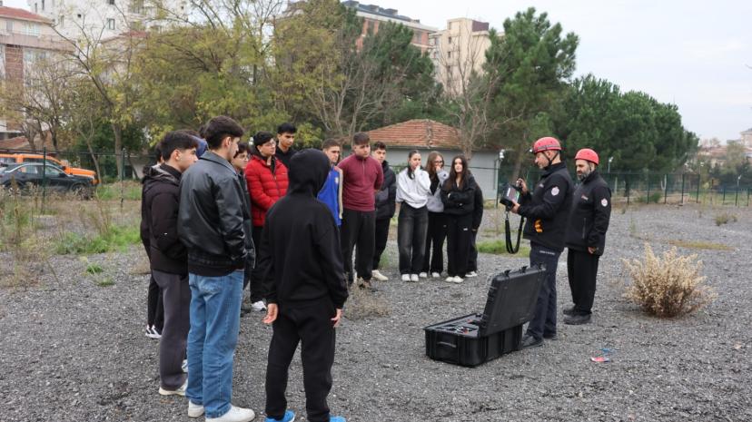 Ümraniye Belediyesi’nden Liselerde Arama Kurtarma Eğitimi
