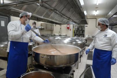 Kartal Belediyesi Aşevi Ramazan Sofralarını Isıtıyor