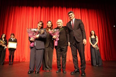 İsmail Dümbüllü Ödülü Binnur Kaya’ya Verildi