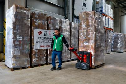 Türkiye'den İran'a 5 tır insani yardım