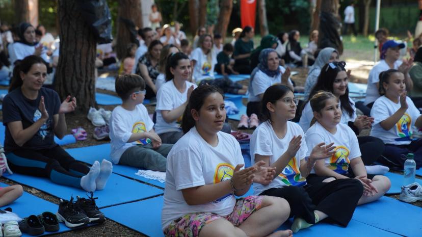 Tuzla’da Dünya Yoga Günü’ne Yoğun İlgi: Her Yaştan Katılımcı Mat Üzerinde Buluştu