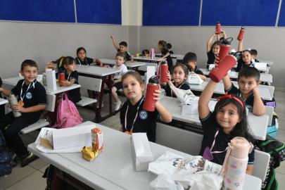 Pendik’te İlkokul Öğrencilerine Termos Hediyesi