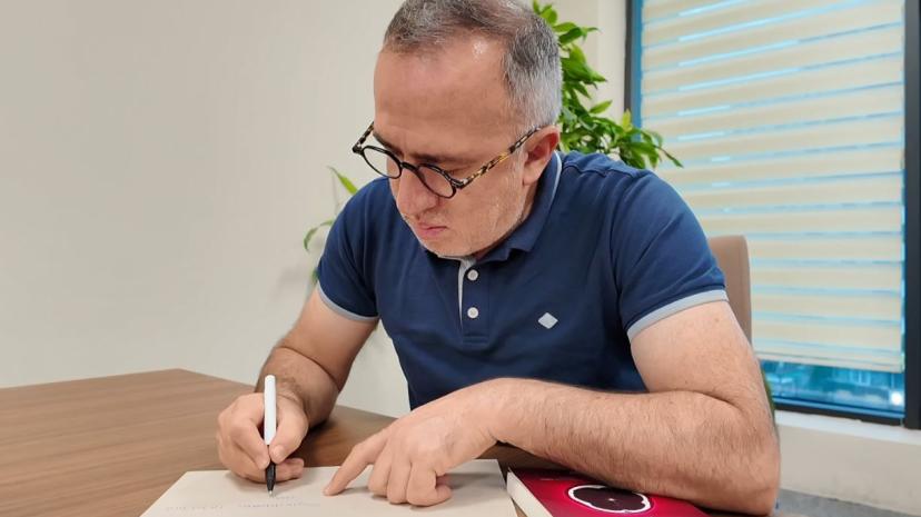 Yazar Elvan Ezber’den Kıvanç Tatlıtuğ’a Kitap Hediyesi